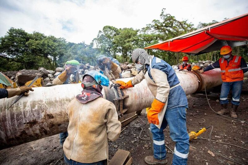 Ecuador produce 490 mil barriles diarios de petróleo. Ecuador produce 490 mil barriles diarios de petróleo.