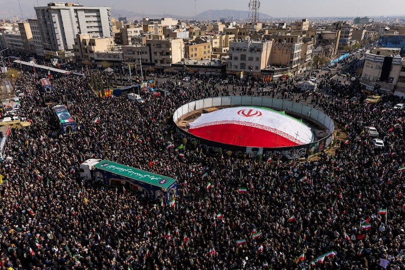 Una multitud se congrega durante el funeral conjunto celebrado en Teherán el 18 de marzo en memoria de Ali Larijani y de los 84 marineros de una fragata de la Armada iraní. Fotógrafo: Majid Saeedi/Getty Images Una multitud se congrega durante el funeral conjunto celebrado en Teherán el 18 de marzo en memoria de Ali Larijani y de los 84 marineros de una fragata de la Armada iraní. Fotógrafo: Majid Saeedi/Getty Images