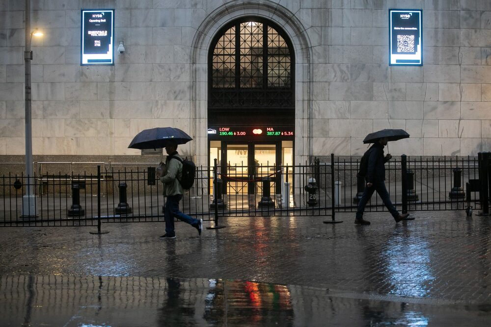 Pedestres em frente à Bolsa de Nova York Pedestres em frente à Bolsa de Nova York