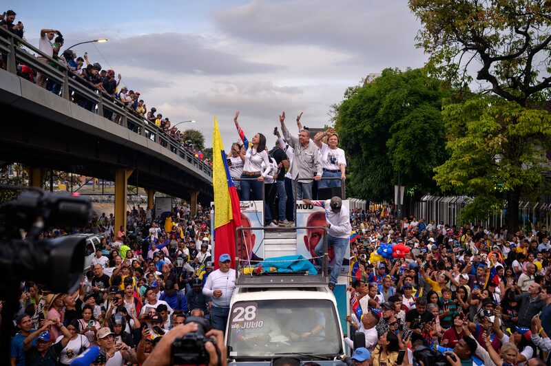 Edmundo González e Maria Corina Machado, líderes da oposição a Nicolás Maduro, em caravana por Caracas na última quinta (25) (Foto: Gaby Oraa/Bloomberg) Edmundo González e Maria Corina Machado, líderes da oposição a Nicolás Maduro, em caravana por Caracas na última quinta (25) (Foto: Gaby Oraa/Bloomberg)