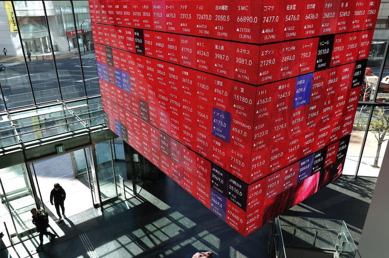 Una pantalla muestra el aumento del precio de las acciones dentro del edificio Kabuto One en Tokio. Fotógrafo: Kiyoshi Ota/Bloomberg Una pantalla muestra el aumento del precio de las acciones dentro del edificio Kabuto One en Tokio. Fotógrafo: Kiyoshi Ota/Bloomberg