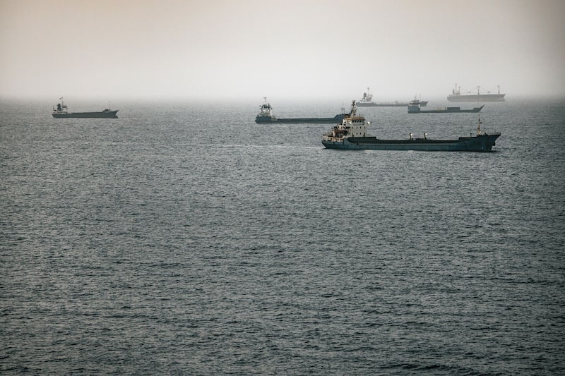 Los petroleros, los graneleros y los buques están anclados alrededor del puerto de Qaboos el 22 de junio de 2026 en Muscat, Omán. Los petroleros, los graneleros y los buques están anclados alrededor del puerto de Qaboos el 22 de junio de 2026 en Muscat, Omán.