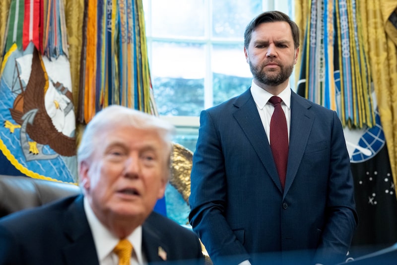 El presidente de EE.UU., Donald Trump, y el vicepresidente JD Vance durante la firma de un decreto ejecutivo en el Despacho Oval de la Casa Blanca, en Washington D.C., el lunes 16 de marzo de 2026. El presidente de EE.UU., Donald Trump, y el vicepresidente JD Vance durante la firma de un decreto ejecutivo en el Despacho Oval de la Casa Blanca, en Washington D.C., el lunes 16 de marzo de 2026.