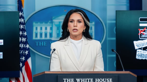 Jefa de inteligencia de EE.UU. defiende papel en redada electoral tras críticas demócratas Jefa de inteligencia de EE.UU. defiende papel en redada electoral tras críticas demócratas