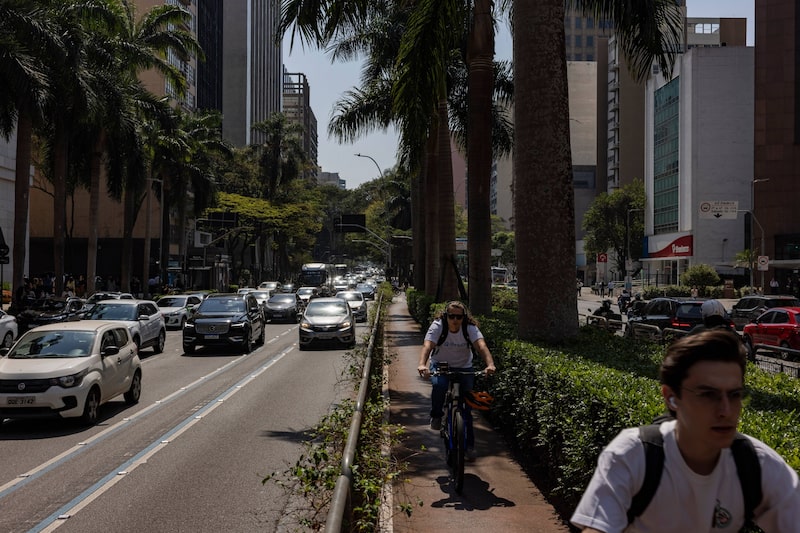Viajeros en el distrito financiero de Sao Paulo, Brasil. Fotógrafo: Victor Moriyama/Bloomberg. Viajeros en el distrito financiero de Sao Paulo, Brasil. Fotógrafo: Victor Moriyama/Bloomberg.