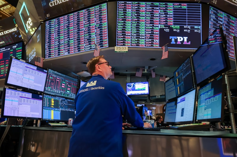 Las acciones y los bonos suben al aliviarse la preocupación por las alzas de tasas de la Fed Las acciones y los bonos suben al aliviarse la preocupación por las alzas de tasas de la Fed
