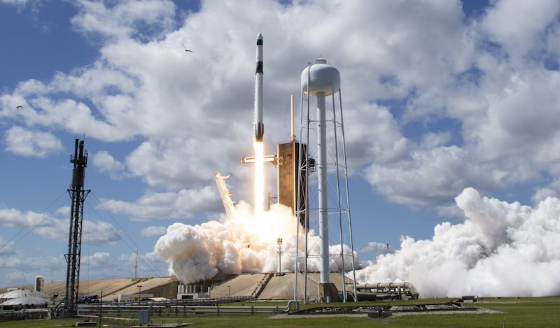 Se lanza un cohete Falcon 9 de SpaceX desde el Centro Espacial Kennedy de la NASA, en Cabo Cañaveral, Florida.
Fotógrafo: Joel Kowsky/NASA/Getty Images Se lanza un cohete Falcon 9 de SpaceX desde el Centro Espacial Kennedy de la NASA, en Cabo Cañaveral, Florida.
Fotógrafo: Joel Kowsky/NASA/Getty Images