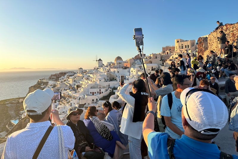Destinos populares, como a Capadócia e a Islândia, enfrentam até danos ecológicos devido ao turismo excessivo. Destinos populares, como a Capadócia e a Islândia, enfrentam até danos ecológicos devido ao turismo excessivo.