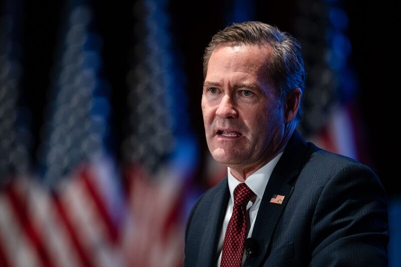 Varias noticias dijeron que el adjunto de Waltz, Alex Wong, también dimitía. Varias noticias dijeron que el adjunto de Waltz, Alex Wong, también dimitía.