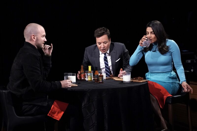 Talk show "Hot Ones", de Sean Evans ({a esquerda), em episódio com Jimmy Fallon e Priyanka Chopra Jonas Talk show "Hot Ones", de Sean Evans ({a esquerda), em episódio com Jimmy Fallon e Priyanka Chopra Jonas