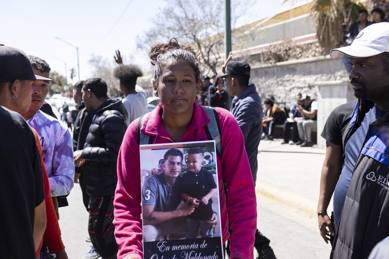 Un doliente sostiene una fotografía de un migrante que murió en el incendio en el Instituto Nacional de Migración (INM) en Ciudad Juárez, México Fotógrafo: Nicolo Filippo Rosso/Bloomberg Un doliente sostiene una fotografía de un migrante que murió en el incendio en el Instituto Nacional de Migración (INM) en Ciudad Juárez, México Fotógrafo: Nicolo Filippo Rosso/Bloomberg