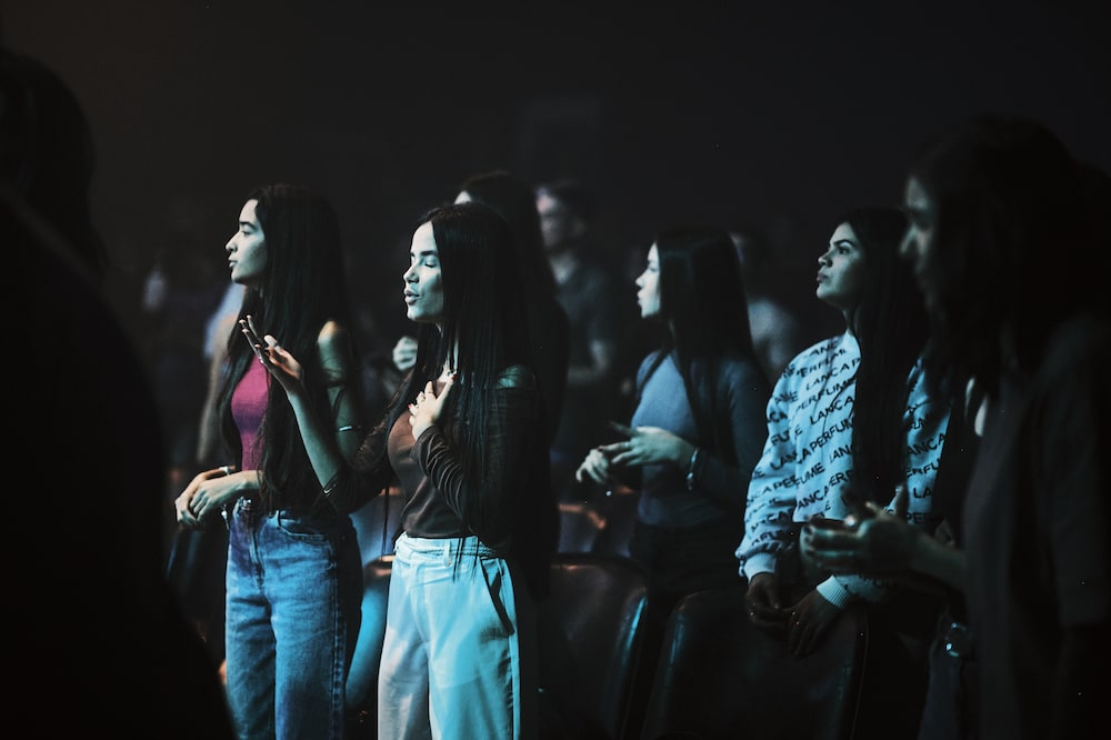 Jóvenes brasileños escuchan a una banda de gospel pop-rock tocar durante un servicio juvenil en la Iglesia Casa en Goiânia. Fotógrafo: Gustavo Minas/Bloomberg Jóvenes brasileños escuchan a una banda de gospel pop-rock tocar durante un servicio juvenil en la Iglesia Casa en Goiânia. Fotógrafo: Gustavo Minas/Bloomberg