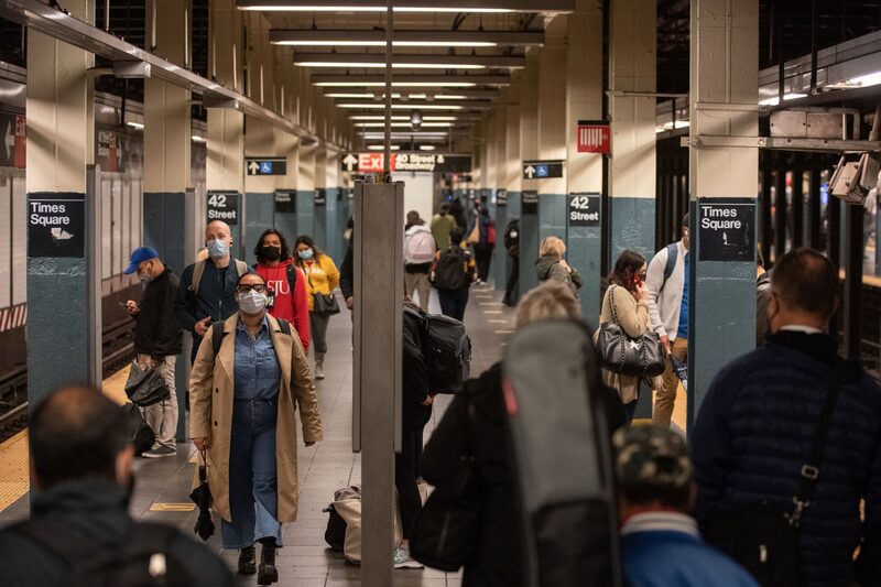 Pasajeros en la estación de metro de Times Square de la calle 42, en Nueva York. Pasajeros en la estación de metro de Times Square de la calle 42, en Nueva York.