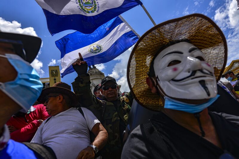 Manifestantes mueven banderas de El Salvador durante una protesta contra Bukele. Manifestantes mueven banderas de El Salvador durante una protesta contra Bukele.