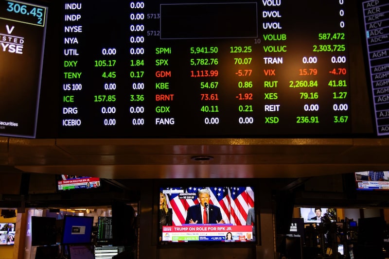 Noticias sobre las elecciones estadounidenses en una pantalla en el parqué de la Bolsa de Nueva York (NYSE) en Nueva York, Estados Unidos, el miércoles 6 de noviembre de 2024. Noticias sobre las elecciones estadounidenses en una pantalla en el parqué de la Bolsa de Nueva York (NYSE) en Nueva York, Estados Unidos, el miércoles 6 de noviembre de 2024.