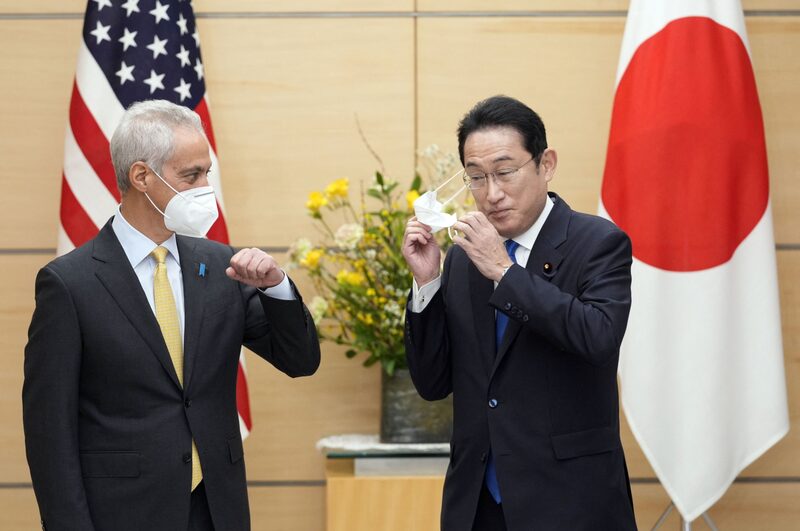 Primer ministro de Japón, Fumio Kishida, se retira la mascarilla al comienzo de una reunión con embajador de EE.UU., Rahm Emanuel. Primer ministro de Japón, Fumio Kishida, se retira la mascarilla al comienzo de una reunión con embajador de EE.UU., Rahm Emanuel.