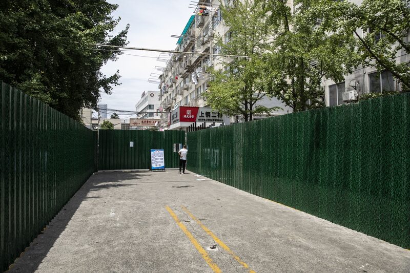 El nuevo brote en Shanghái se produce poco después de que sus 25 millones de habitantes salieran de un brutal bloqueo de dos meses que tuvo un enorme coste económico y social. El nuevo brote en Shanghái se produce poco después de que sus 25 millones de habitantes salieran de un brutal bloqueo de dos meses que tuvo un enorme coste económico y social.