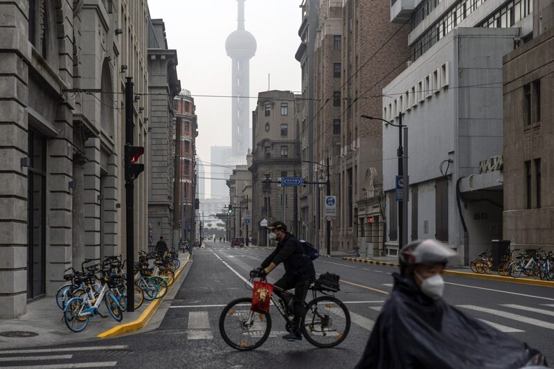 Un ciclista circula por una carretera de Shanghai, China, el 17 de octubre. Un ciclista circula por una carretera de Shanghai, China, el 17 de octubre.