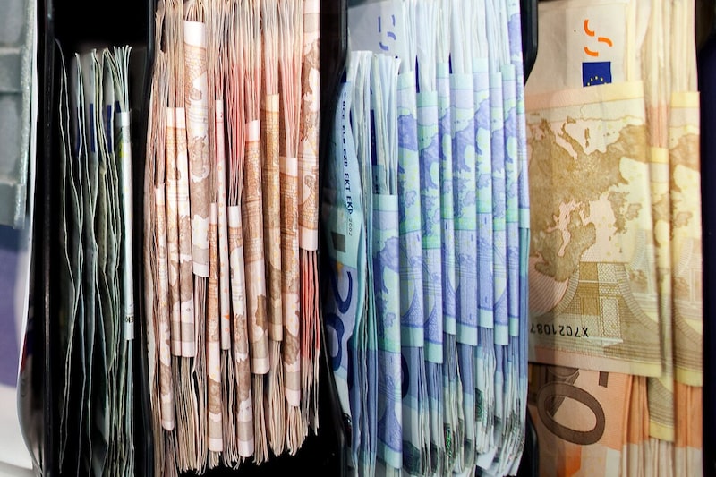 La deuda pública europea recortó las ganancias anteriores, con los rendimientos alemanes a dos años cotizando 1 pb por debajo del 1,89%. La deuda pública europea recortó las ganancias anteriores, con los rendimientos alemanes a dos años cotizando 1 pb por debajo del 1,89%.