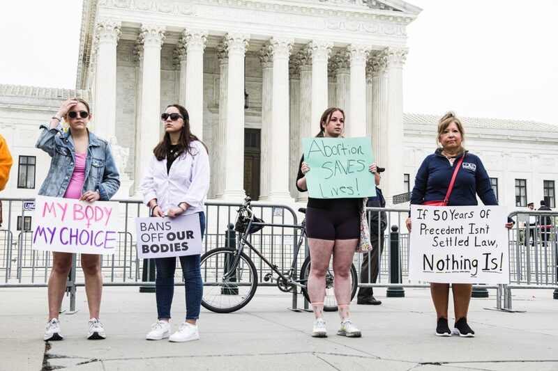 Manifestantes por el derecho al aborto frente al Tribunal Supremo de Estados Unidos en Washington, D.C., Estados Unidos, el miércoles 4 de mayo de 2022. La anulación del caso Roe vs. Wade, tras la filtración de un borrador de opinión que anula la sentencia sobre el derecho al aborto, corre el riesgo de ampliar la desigualdad económica en Estados Unidos, amenazando décadas de avances para las mujeres en lugares donde el aborto podría estar prácticamente prohibido. Manifestantes por el derecho al aborto frente al Tribunal Supremo de Estados Unidos en Washington, D.C., Estados Unidos, el miércoles 4 de mayo de 2022. La anulación del caso Roe vs. Wade, tras la filtración de un borrador de opinión que anula la sentencia sobre el derecho al aborto, corre el riesgo de ampliar la desigualdad económica en Estados Unidos, amenazando décadas de avances para las mujeres en lugares donde el aborto podría estar prácticamente prohibido.