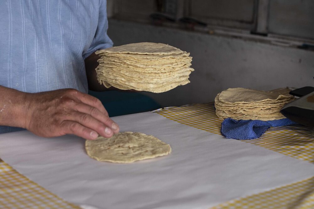 Un trabajador despacha tortillas en San Andrés Cholula, Puebla. Un trabajador despacha tortillas en San Andrés Cholula, Puebla.