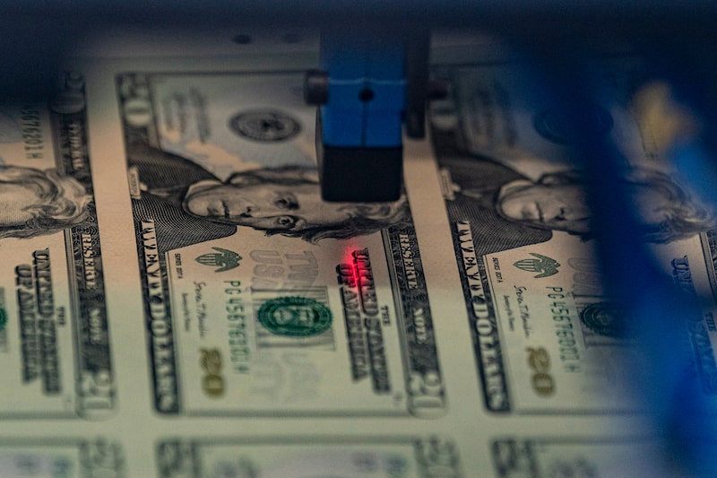 Oleada de coberturas por US$1 billón en activos de EE.UU. amenaza con hundir más al dólar. Oleada de coberturas por US$1 billón en activos de EE.UU. amenaza con hundir más al dólar.