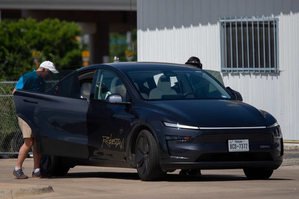 Un robotaxi recoge a unos pasajeros en Austin. Algunos clientes se han quejado de los largos tiempos de espera y de la escasa disponibilidad. Fotógrafo: Tim Goessman/Bloomberg Un robotaxi recoge a unos pasajeros en Austin. Algunos clientes se han quejado de los largos tiempos de espera y de la escasa disponibilidad. Fotógrafo: Tim Goessman/Bloomberg