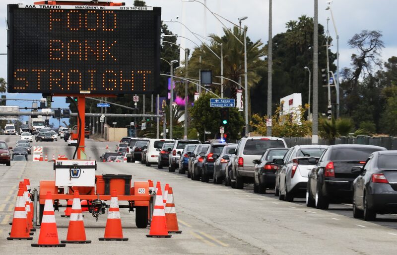 INGLEWOOD, CALIFORNIA - 10 DE ABRIL: Los autos se alinean en una distribución gratuita de comida en ocasión de Viernes Santo el 10 de abril de 2020 en Inglewood, California. Foto de Mario Tama/Getty Images. INGLEWOOD, CALIFORNIA - 10 DE ABRIL: Los autos se alinean en una distribución gratuita de comida en ocasión de Viernes Santo el 10 de abril de 2020 en Inglewood, California. Foto de Mario Tama/Getty Images.