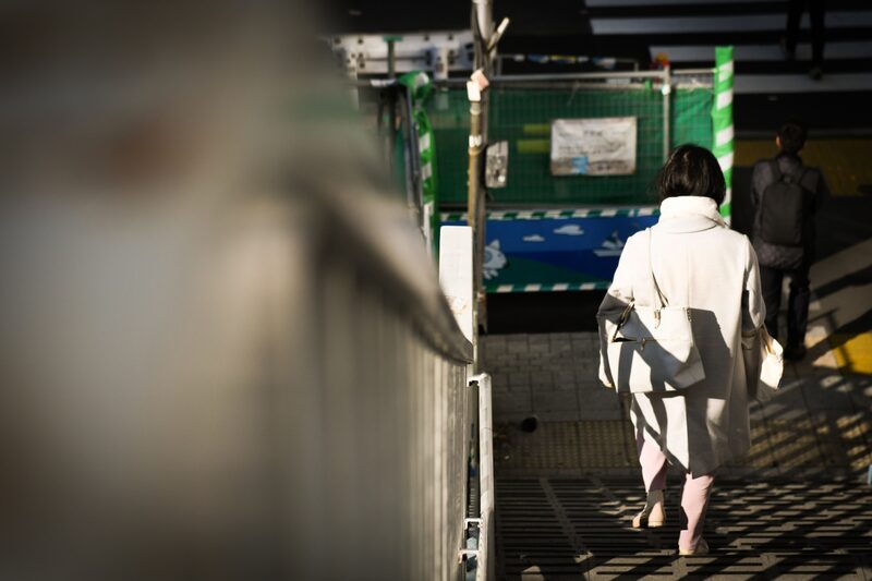 Un peatón desciende un tramo de escaleras en el distrito de Shinjuku en Tokio, Japón, el lunes 7 de marzo de 2022. Fotógrafo: Noriko Hayashi/Bloomberg Un peatón desciende un tramo de escaleras en el distrito de Shinjuku en Tokio, Japón, el lunes 7 de marzo de 2022. Fotógrafo: Noriko Hayashi/Bloomberg