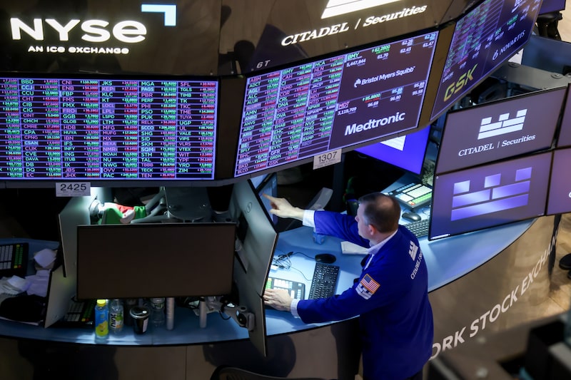 Stocks Rise Amid Economic Surprise as Oil Whipsaws Stocks Rise Amid Economic Surprise as Oil Whipsaws