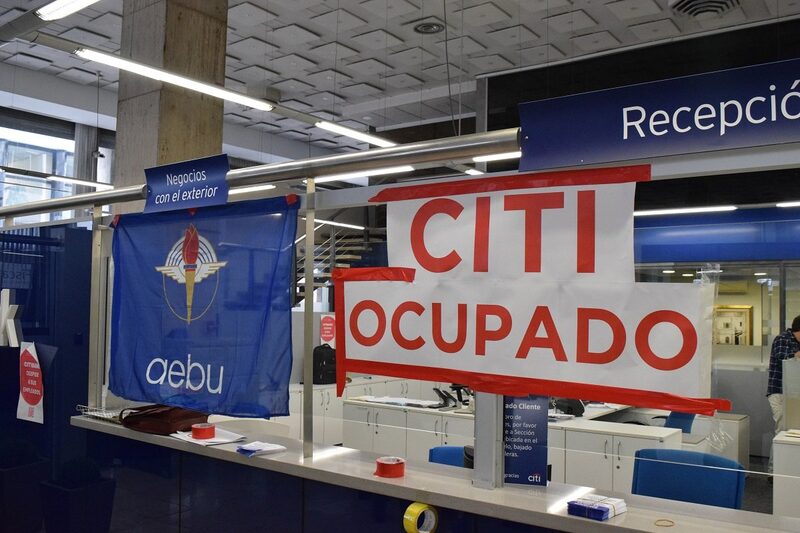 La sucursal de Citi en Ciudad Vieja fue ocupada por la Asociación de Empleados Bancarios del Uruguay. Foto: Aebu La sucursal de Citi en Ciudad Vieja fue ocupada por la Asociación de Empleados Bancarios del Uruguay. Foto: Aebu