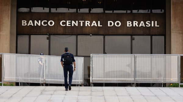 Copom reduz taxa de juros para 14,75% ao ano sob pressão de efeitos da guerra no Irã Copom reduz taxa de juros para 14,75% ao ano sob pressão de efeitos da guerra no Irã