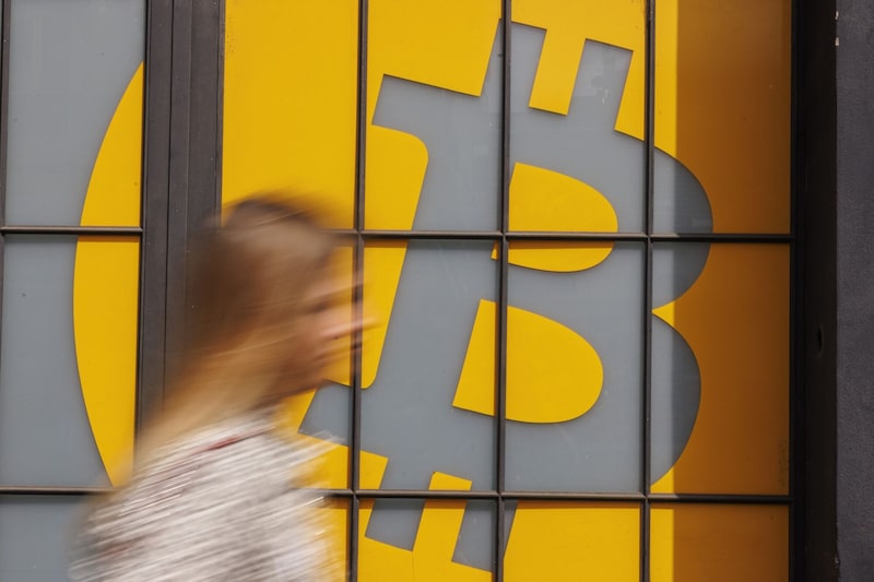 El logotipo de Bitcoin en las puertas del local Paralelni Polis en Praga, República Checa, el martes 17 de mayo de 2022. El logotipo de Bitcoin en las puertas del local Paralelni Polis en Praga, República Checa, el martes 17 de mayo de 2022.