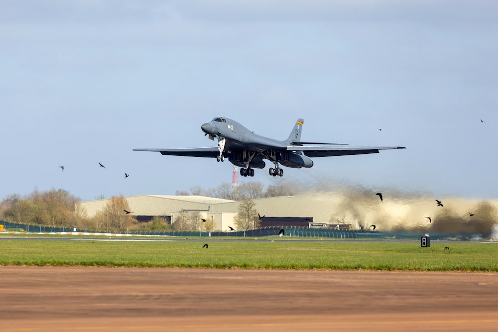 Un bombardero Rockwell B-1B Lancer de la Fuerza Aérea de los Estados Unidos despega de la base de la RAF en Fairford. Fotógrafo: Chris Ratcliffe/Bloomberg Un bombardero Rockwell B-1B Lancer de la Fuerza Aérea de los Estados Unidos despega de la base de la RAF en Fairford. Fotógrafo: Chris Ratcliffe/Bloomberg