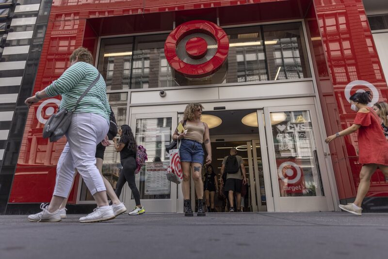 Las cadenas minoristas en Estados Unidos afrontan un exceso de inventarios debido a los retrasos en las cadenas logísticas y a los nuevos patrones de consumo. Las cadenas minoristas en Estados Unidos afrontan un exceso de inventarios debido a los retrasos en las cadenas logísticas y a los nuevos patrones de consumo.