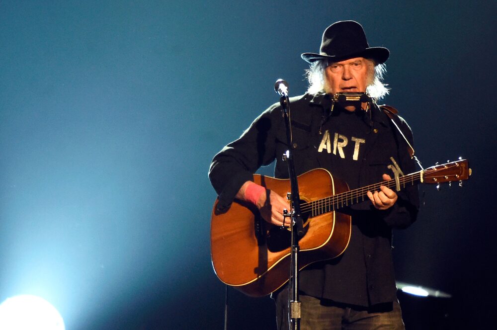 El cantautor Neil Young en el escenario de la Gala del 25 aniversario de MusiCares en el Centro de Convenciones de Los Ángeles, California, el 6 de febrero de 2015. (Foto: Frazer Harrison) El cantautor Neil Young en el escenario de la Gala del 25 aniversario de MusiCares en el Centro de Convenciones de Los Ángeles, California, el 6 de febrero de 2015. (Foto: Frazer Harrison)