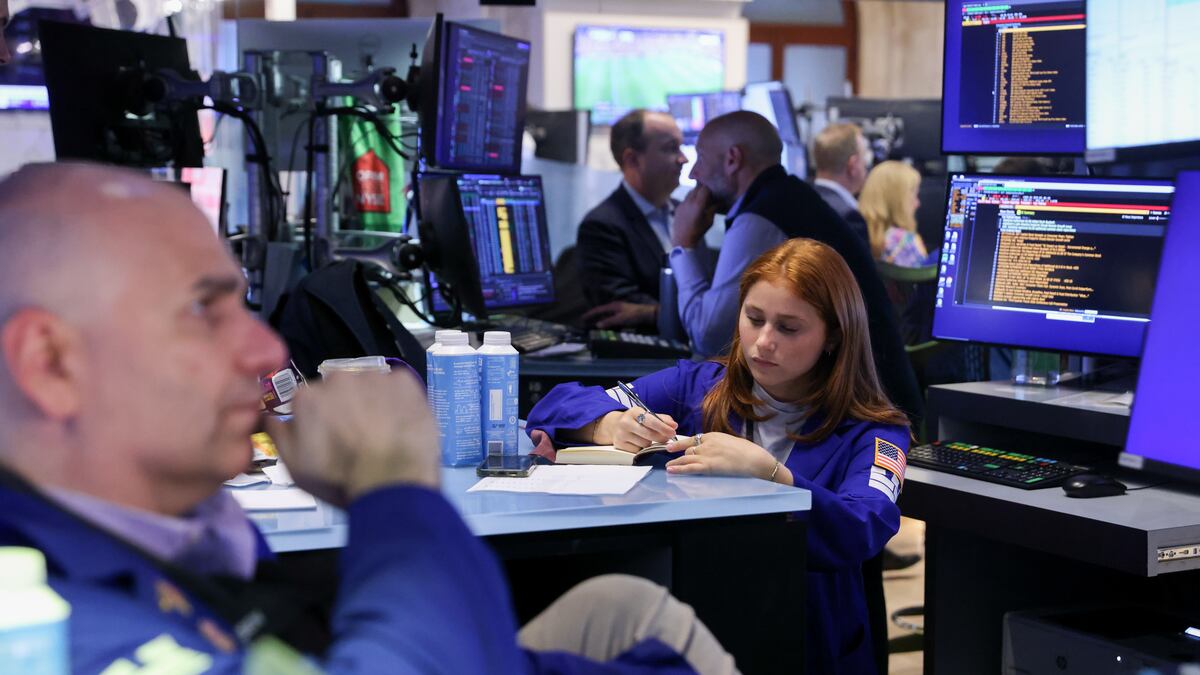 S&P 500 sube tras firma de acuerdo con Irán, mientras el tono de la Fed fortalece al dólar