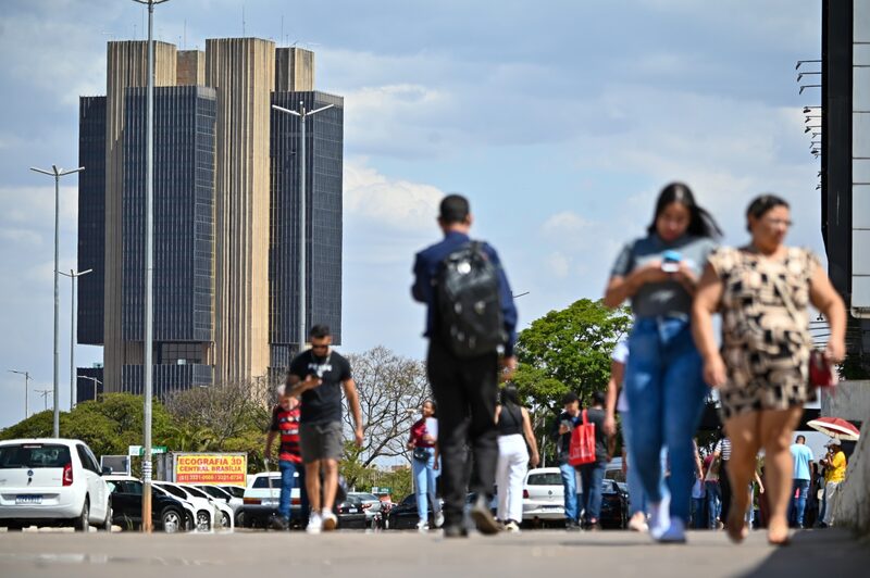 Para 2025, os dirigentes preveem um crescimento econômico de 2%, ligeiramente abaixo da projeção de junho de 2,1%. (Foto: Bloomberg) Para 2025, os dirigentes preveem um crescimento econômico de 2%, ligeiramente abaixo da projeção de junho de 2,1%. (Foto: Bloomberg)