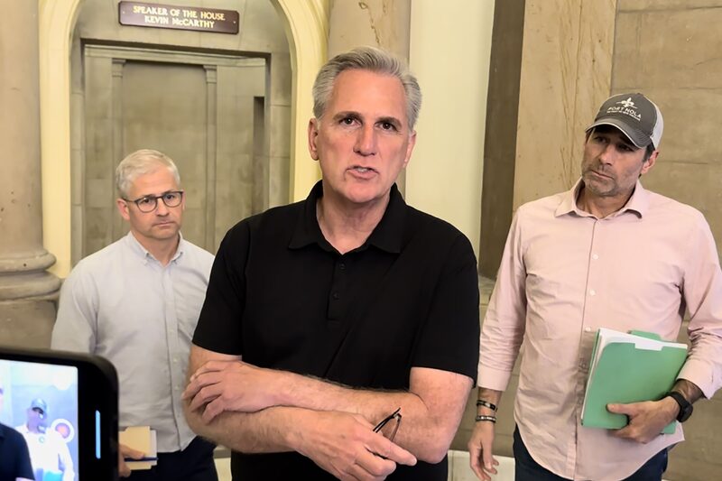 Kevin McCarthy habla con los periodistas en el Capitolio de EE.UU. en Washington, DC, el 20 de mayo. Fotógrafo: Steven Dennis/Bloomberg Kevin McCarthy habla con los periodistas en el Capitolio de EE.UU. en Washington, DC, el 20 de mayo. Fotógrafo: Steven Dennis/Bloomberg