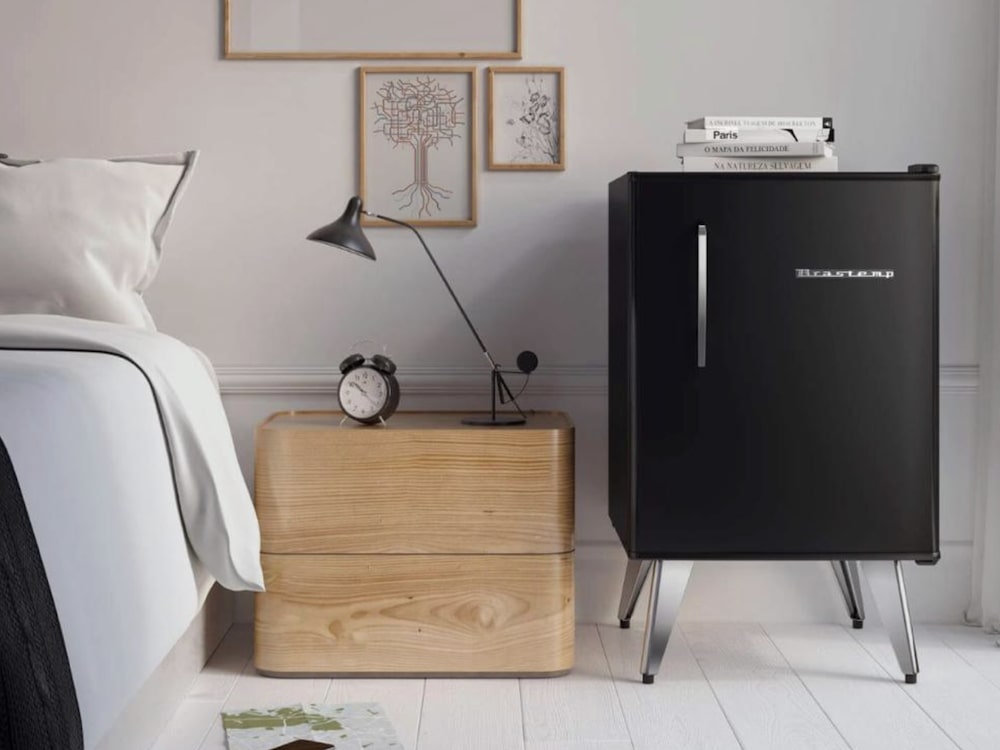 Frigobar Brastemp Retrô, que lidera com mais de 50% de participação no segmento de compactos premium, passou a ser usado fora da cozinha para armazenar medicamentos GLP-1 e produtos de skincare refrigerados, segundo diretora de marketing da Whirlpool Frigobar Brastemp Retrô, que lidera com mais de 50% de participação no segmento de compactos premium, passou a ser usado fora da cozinha para armazenar medicamentos GLP-1 e produtos de skincare refrigerados, segundo diretora de marketing da Whirlpool