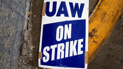 Ford concorda em pagar aumento salarial recorde de 25% para encerrar greve Ford concorda em pagar aumento salarial recorde de 25% para encerrar greve