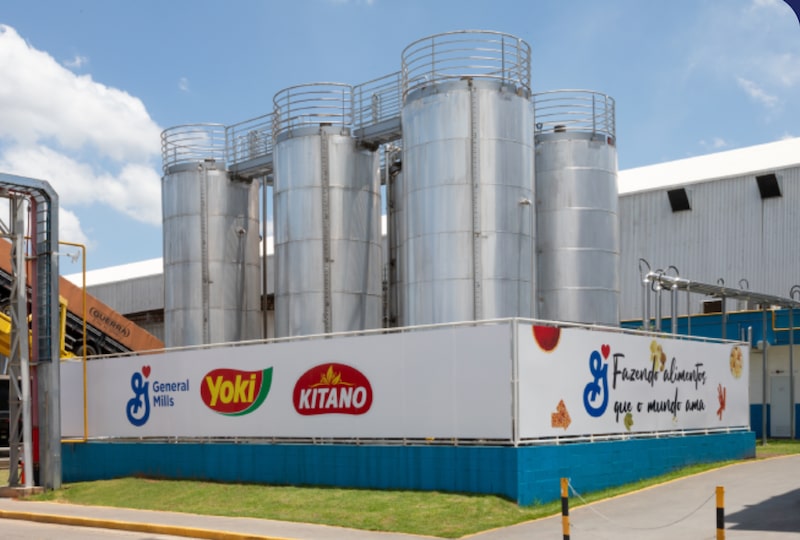 Vista externa dos tanques de armazenamento na unidade fabril de Pouso Alegre (MG), exibindo as marcas General Mills, Yoki e Kitano. Vista externa dos tanques de armazenamento na unidade fabril de Pouso Alegre (MG), exibindo as marcas General Mills, Yoki e Kitano.