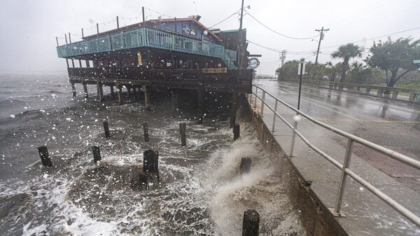 Huracán Agatha azota costa de México con fuertes vientos y lluvias Huracán Agatha azota costa de México con fuertes vientos y lluvias