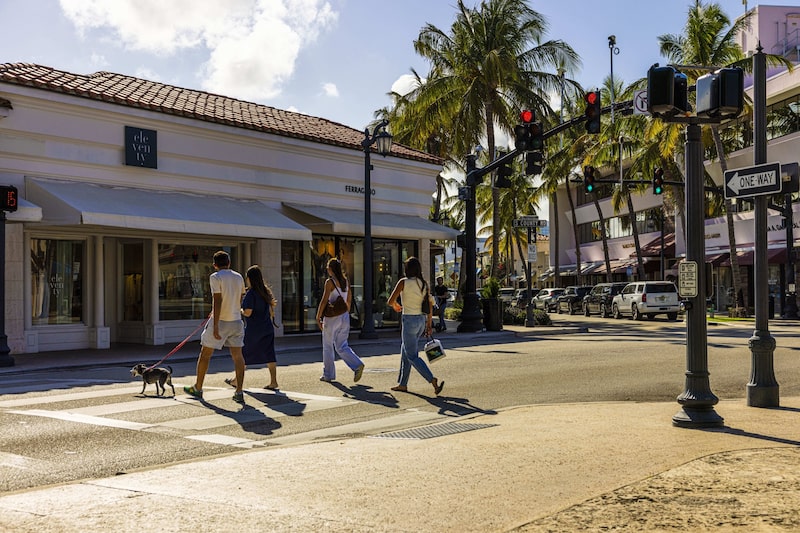 Compradores cruzan la avenida Worth en Palm Beach, Florida. Fotógrafo: Saul Martinez/Bloomberg
Compradores cruzan la avenida Worth en Palm Beach, Florida. Fotógrafo: Saul Martinez/Bloomberg
