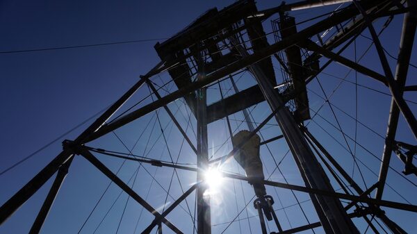 Petróleo cae a US$100; el foco está en charlas Ucrania-Rusia y confinamiento en China Petróleo cae a US$100; el foco está en charlas Ucrania-Rusia y confinamiento en China