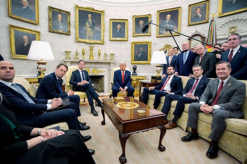 James Hewitt, portavoz del Consejo de Seguridad Nacional, dijo en un comunicado que no se incluyó información clasificada en la cadena de mensajes. James Hewitt, portavoz del Consejo de Seguridad Nacional, dijo en un comunicado que no se incluyó información clasificada en la cadena de mensajes.