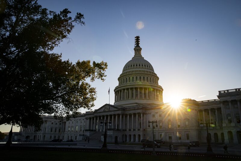 EE.UU. evita el cierre del Gobierno tras aprobarse el proyecto de ley de gastos republicano. EE.UU. evita el cierre del Gobierno tras aprobarse el proyecto de ley de gastos republicano.