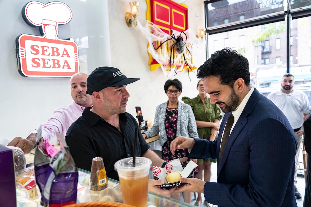 Prefeito Zohran Mamdani (à direita): Nova York viu uma diminuição significativa no número de restaurantes, a maior em pelo menos 36 anos. (Foto: Yuki Iwamura/AFP/Getty Images) Prefeito Zohran Mamdani (à direita): Nova York viu uma diminuição significativa no número de restaurantes, a maior em pelo menos 36 anos. (Foto: Yuki Iwamura/AFP/Getty Images)