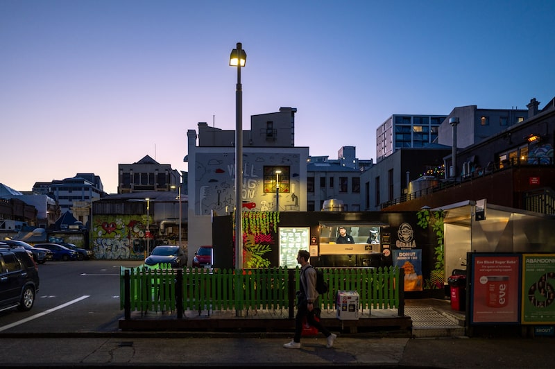 La economía ha caído en una recesión de doble caída ante la agresiva política monetaria restrictiva del Banco de la Reserva mientras intenta controlar la inflación. La economía ha caído en una recesión de doble caída ante la agresiva política monetaria restrictiva del Banco de la Reserva mientras intenta controlar la inflación.