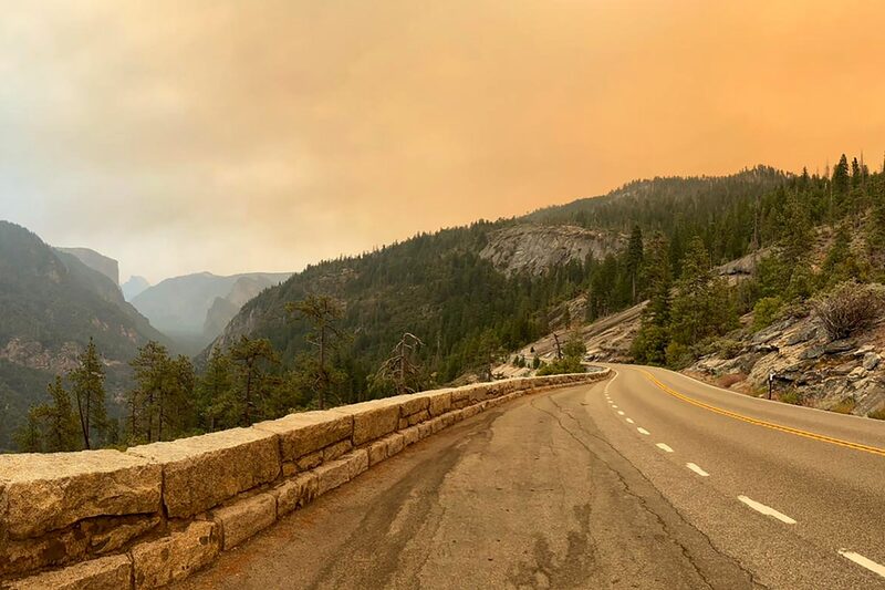 Esta imagen que fue tomada con un teléfono inteligente retrata el humo del incendio de Creek que se asienta sobre una carretera en el Parque Nacional de Yosemite, California, el sábado 5 de septiembre de 2020. Esta imagen que fue tomada con un teléfono inteligente retrata el humo del incendio de Creek que se asienta sobre una carretera en el Parque Nacional de Yosemite, California, el sábado 5 de septiembre de 2020.